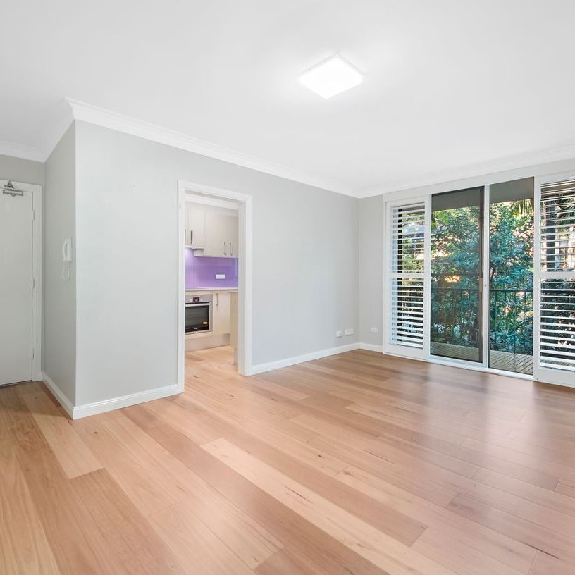 Stylishly renovated parkside apartment offering convenience and serenity - Photo 1