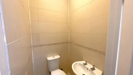 3 bedroom flat to rent - Photo 4