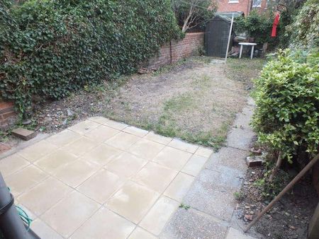 St Edwards Road, Reading, RG6 - Photo 3