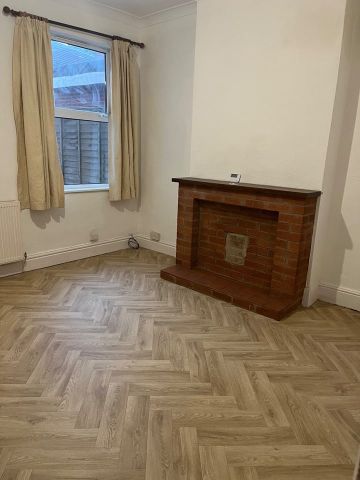 3 Bed Terraced House, Beakes Road, B67 - Photo 2