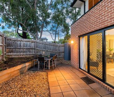 A modern & stylish street front townhouse - Photo 4