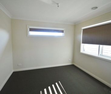 IMPRESSIVE TOWNHOUSE IN MOUNT WAVERLEY SCHOOL ZONE (STSA) - Photo 2
