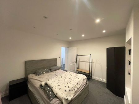 4 bedroom end of terrace house to rent - Photo 4