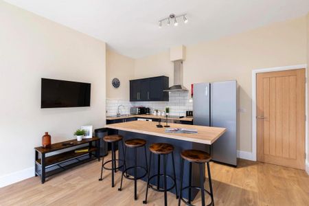 4 bedroom flat to rent - Photo 2