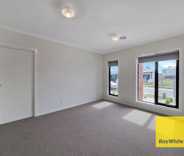 Breathtaking 4-Bedroom Family Residence! - Photo 3