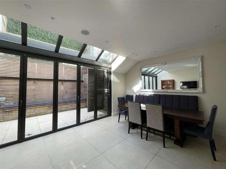Rainsborough Square, London, SW6 - Photo 2