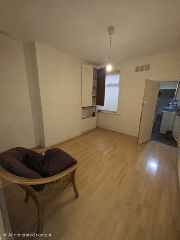 2 Bed Terraced House, Welford Road, LE2 - Photo 2