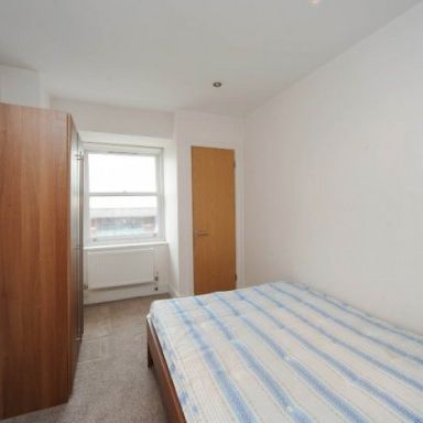 Modern and stylish 3 double bedroom apartment available now - Photo 1