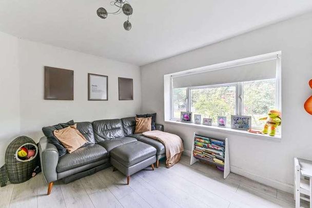 Courtney Crescent, Carshalton Beeches, SM5 - Photo 1