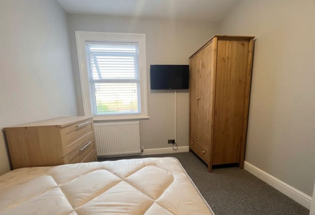 1 bedroom in a house share to rent - Photo 2