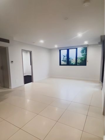 2 bed 2 bath - Photo 2