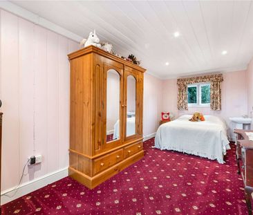 A distinctive and charming 18th century stable conversion - Photo 4