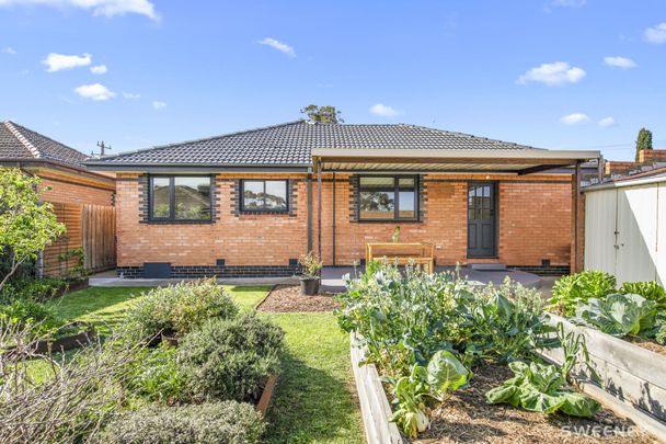 Fully renovated four bedroom oasis in quiet location - Photo 1
