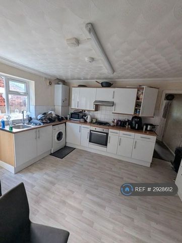 1 bedroom in a house share to rent - Photo 4
