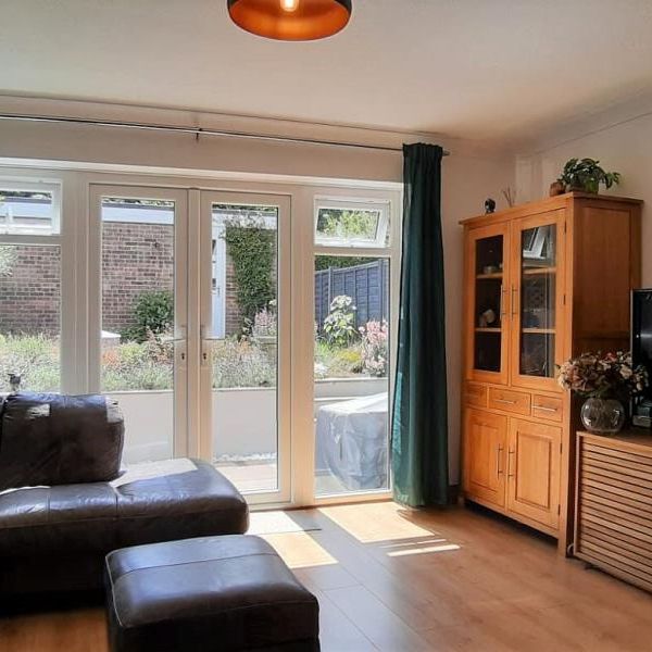 Connaught Road, Woking - 3 bedrooms Property for lettings - Seymours - Photo 1