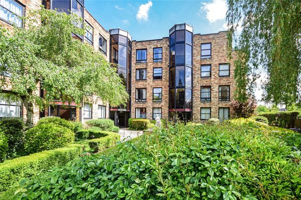 Well presented 1 bedroom ground floor apartment situated within walking distance of the City centre and local amenities. Communal landscaped gardens. Residents parking. Furnished. - Photo 1