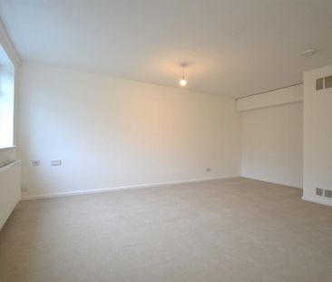 3 bedroom end of terrace house to rent - Photo 2