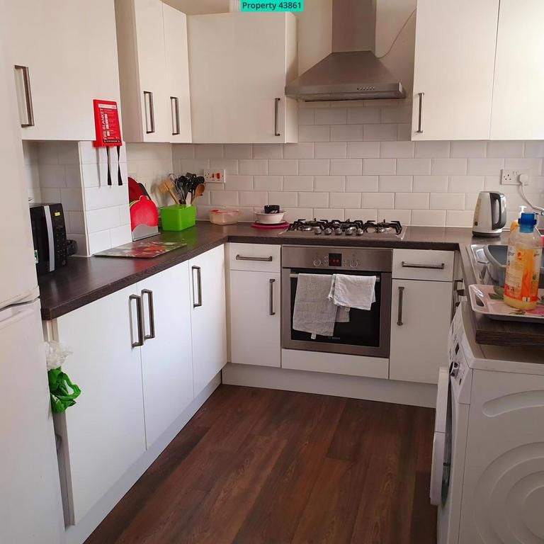 5 bedroom terraced house to rent - Photo 1