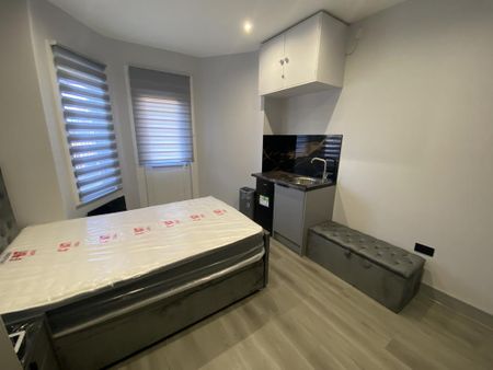 1 bedroom in a house share to rent - Photo 2