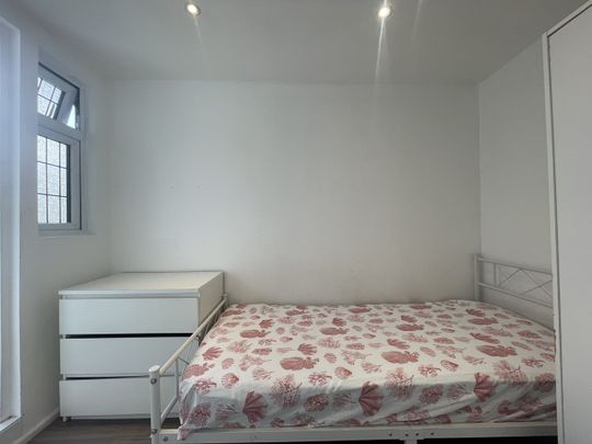 Studio Flat, Bennett Road, E13 - Photo 1