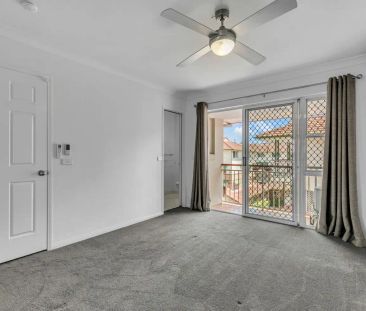 “Spacious 3-Bedroom Unit with 3-Car Parking” - Photo 4