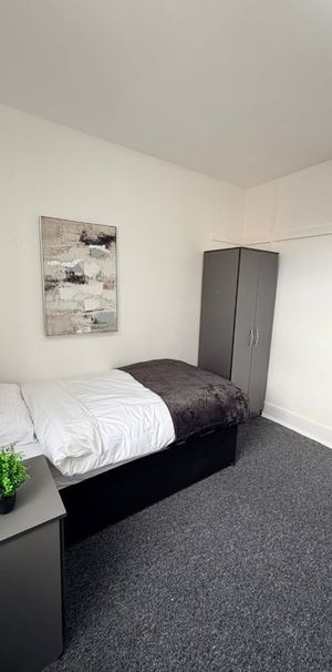Room in a Shared House, Hunters Road, B19 - Photo 1