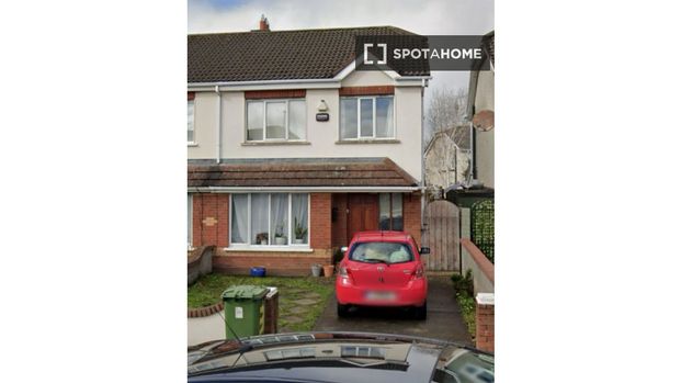 Room for rent in a four-bedroom house in Dublin - Photo 1