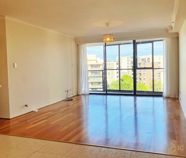 Prime Location – Steps from Westfield & Train, Bondi Junction - Photo 5