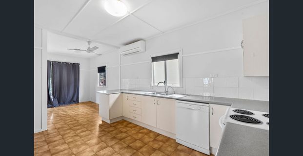 Charming Post-War Home with Spacious Living & Backyard in Holland Park West - Photo 1