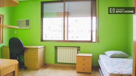 madrid, Community of Madrid 28015 - Photo 2