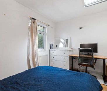 A three bedroom house on Ruston Mews with a balcony - Photo 2