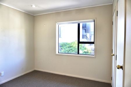 3 Bedroom House in Bucklands Beach - Photo 2