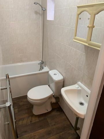 Studio Flat, High Street North, E12 - Photo 3