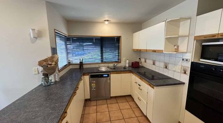 Spacious Three Bedroom Family Home - Photo 4