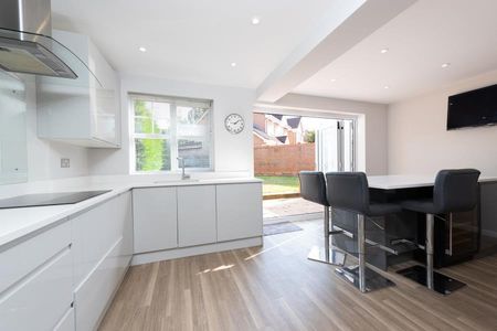 4 bedroom detached house to rent - Photo 2