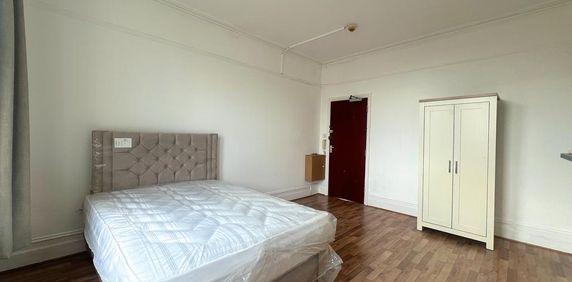 1 bedroom in a house share to rent - Photo 2