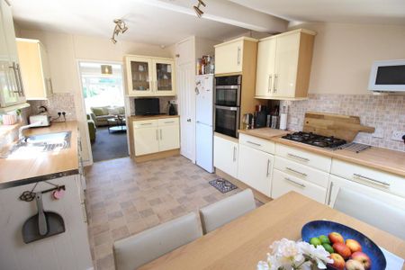 2 bedroom semi-detached bungalow to rent - Photo 4