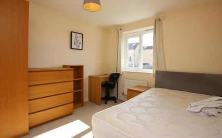 *** STUDENT PROPERTY *** A fantastic 5 bedroom house right next to UWE. Spacious and furnished, this house is perfect for students wanting to be close to UWE. Bills not included. - Photo 4