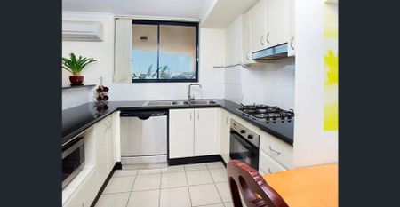 Spacious, Bright & Airy 2-Bedroom Apartment – Prime Parramatta Location - Photo 4