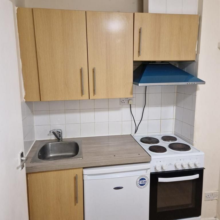 Studio to rent - Photo 1