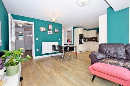 5 bedroom detached house to rent - Photo 3