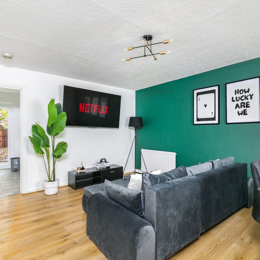 3 Bed Detached House, Chevron Close, E16 - Photo 1