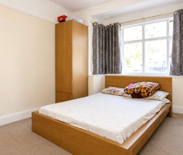 Montrose Gardens, Mitcham, CR4 2PG - Photo 4