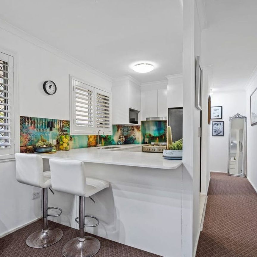 Recently renovated large 1 bedroom close to beach.Unfurnished. - Photo 1