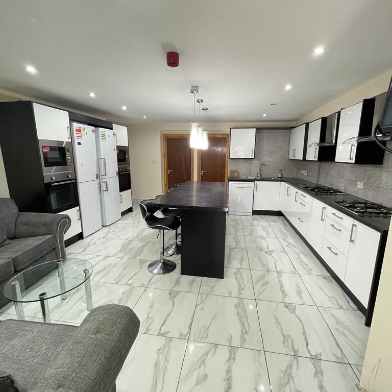 Hubert Croft Room 6 - Photo 1