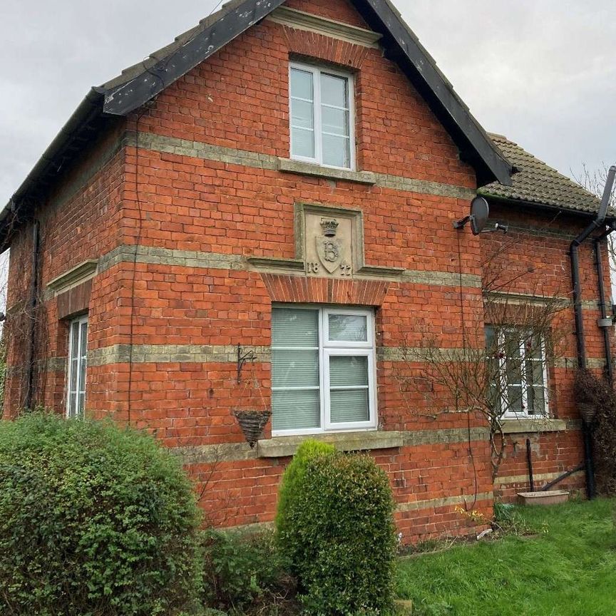 We are delighted to present this three-bedroom detached farmhouse, available from December 2025. Situated north of Grantham, which provides excellent rail and r - Photo 1