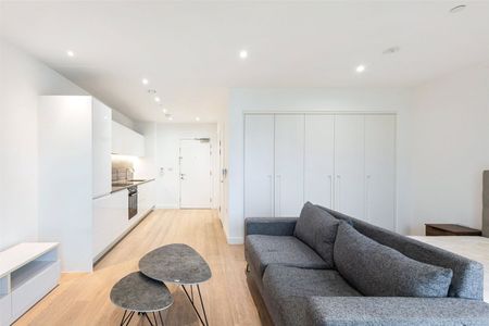 Royal Crest Avenue, London, E16 flat to rent - Photo 2