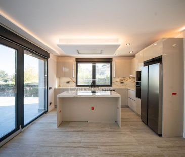 5 bedroom luxury Villa for rent in Las Rozas de Madrid, Spain - Photo 1