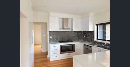 Spacious 3 Bedroom Home - Photo 5