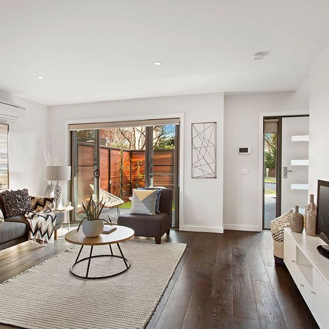 Private Entry with Courtyard – Perfect for Comfortable Living - Photo 1